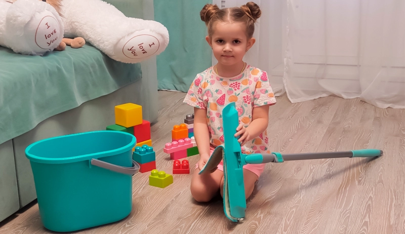 Как приучить ребенка к уборке и выбрать удобный инвентарь